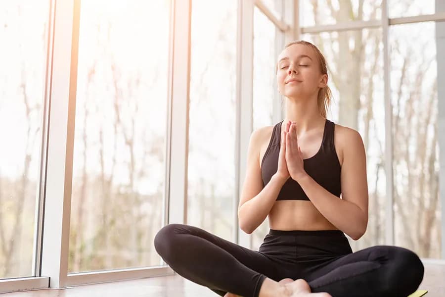Co znaczy namaste w jodze: duchowe znaczenie i symbolika gestu