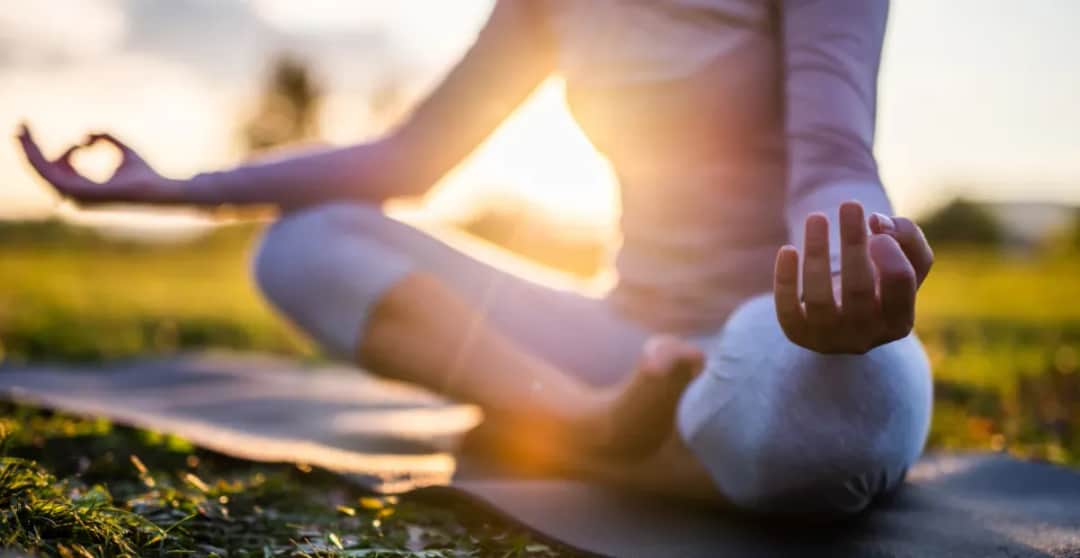 Czy medytacja jest bezpieczna? Poznaj zagrożenia i skutki uboczne praktyki