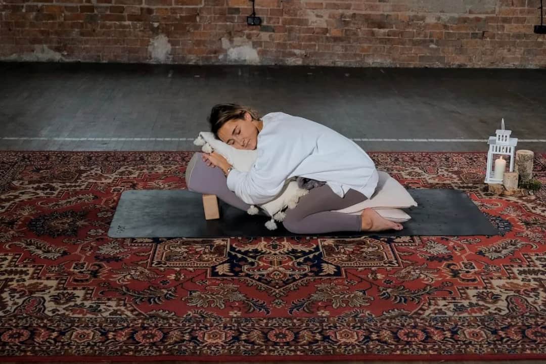 Jak prawidłowo używać wałka do jogi: kompletny poradnik dla początkujących